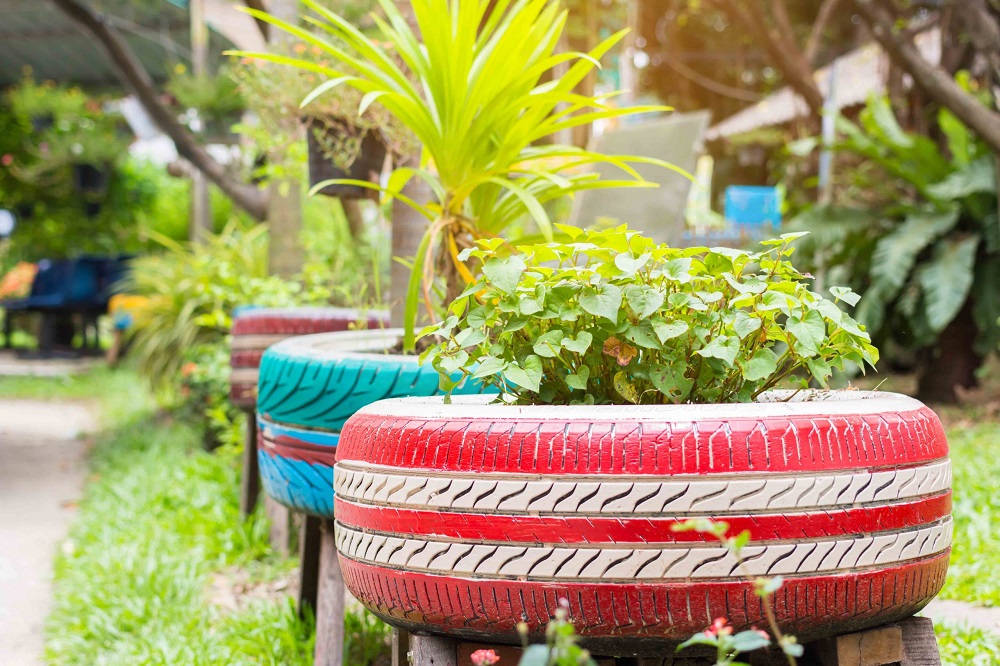 How to decorate garden with recycled things