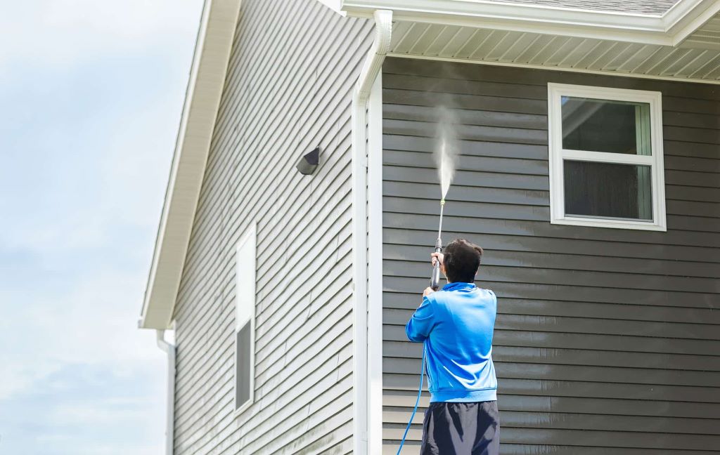 What is the best pressure to wash a house
