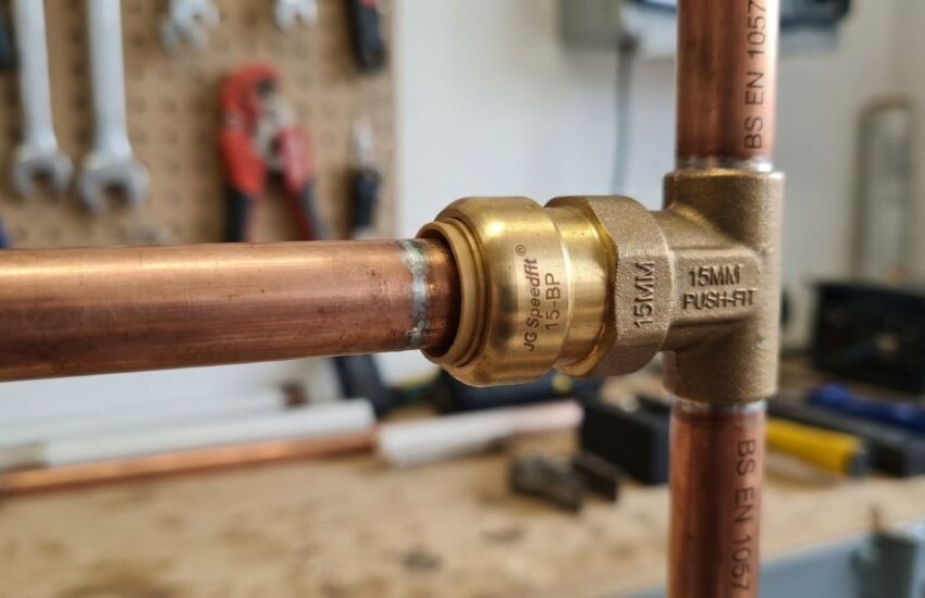 Push-fit fitting connected to a copper pipe